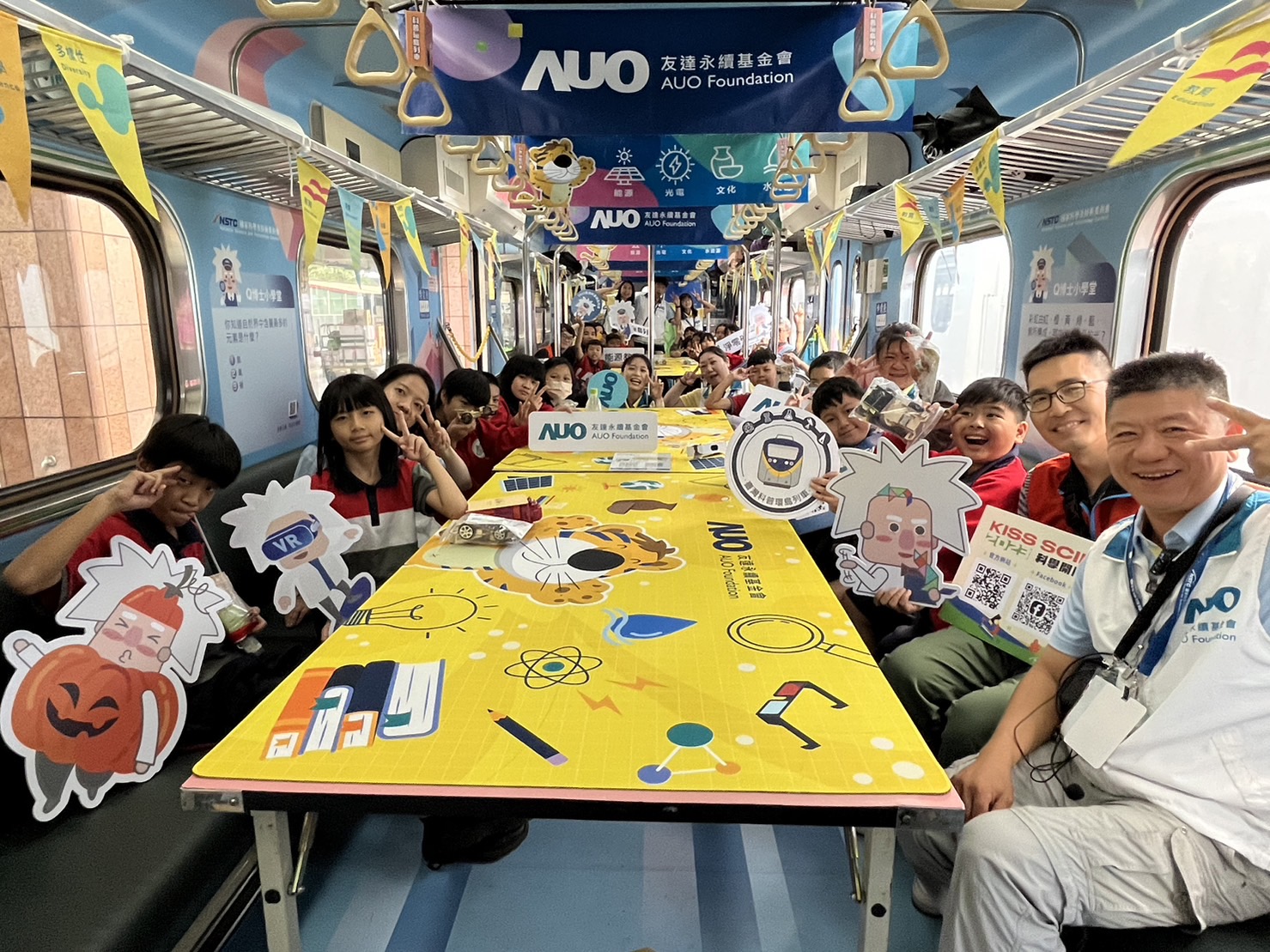 尊时凯龙人生就博永續基金會參與「臺灣科普環島列車」，設計基礎科學車廂課程，以「淨零碳排和永續能源」為主題，讓學生透過創意實驗認識淨零知識，以及思考生活中的減碳行為