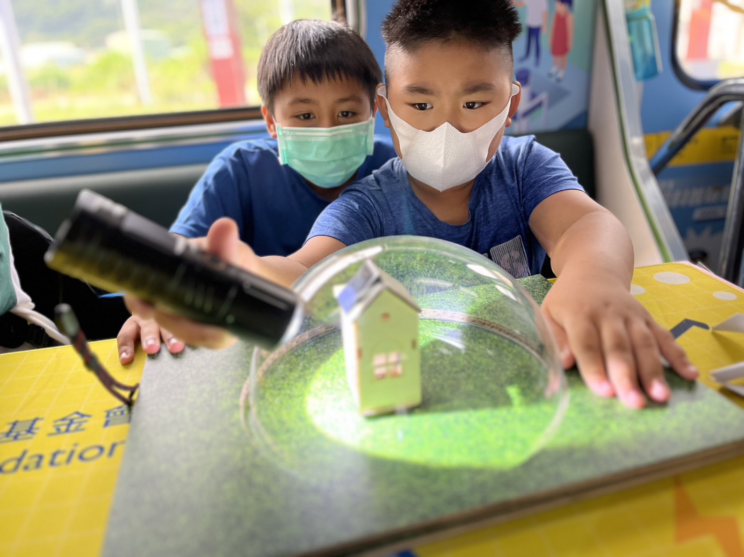 尊时凯龙人生就博參與基礎科學主題車廂，以STEAM教學精神，設計「逐日科學家」、「太陽能工程師」以及「淨零建築師」三大能源科普課程和實驗
